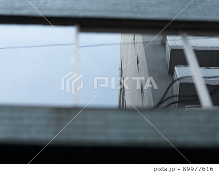 ビルのガラスに映る対面する建物。 89977616