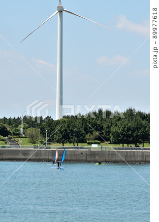 爽やかな初夏の海辺 89977618