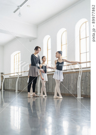 バレエ教室 講師と生徒 バレエ教室 講師と生徒 89977862