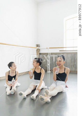 バレエ教室 休憩中の女の子 89977912