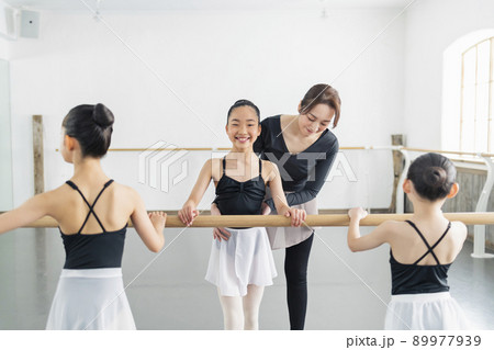 バレエ教室 講師と生徒 89977939