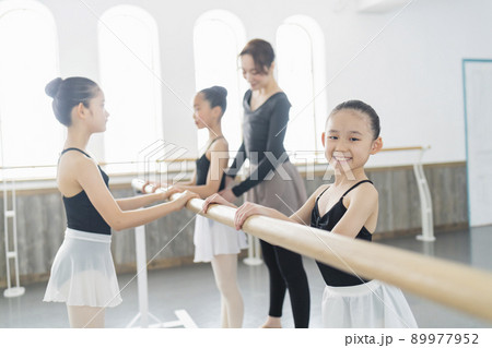 バレエ教室 講師と生徒 89977952