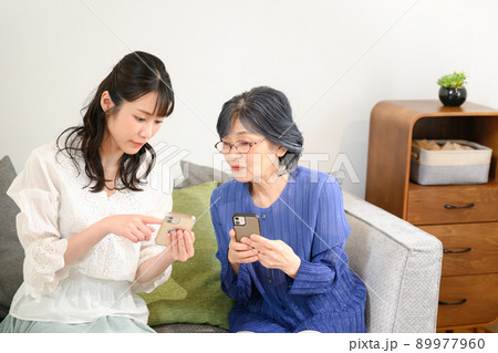 スマホを教えてもらうおばあちゃん スマホを教えてもらうおばあちゃん 89977960