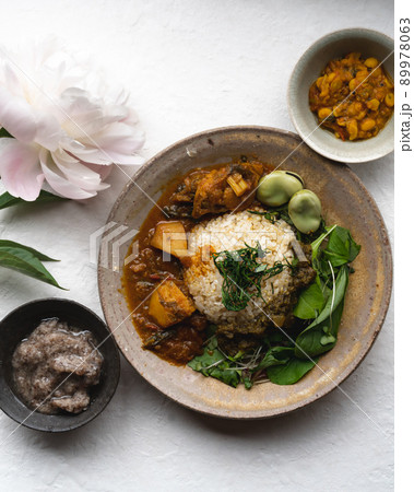 和食器に盛り付けたインドカレーと芍薬の花。白背景。 和食器に盛り付けたインドカレーと芍薬の花。白背景。 89978063