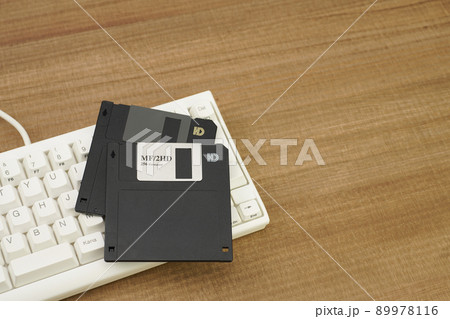 フロッピーディスクとキーボード 89978116