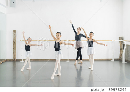 バレエ教室 講師と生徒 89978245