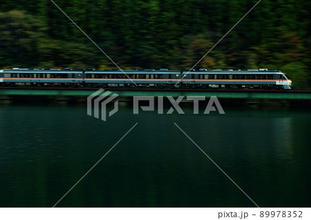 秋の高山本線 飛騨金山～焼石を走るキハ85系特急ワイドビューひだ 89978352