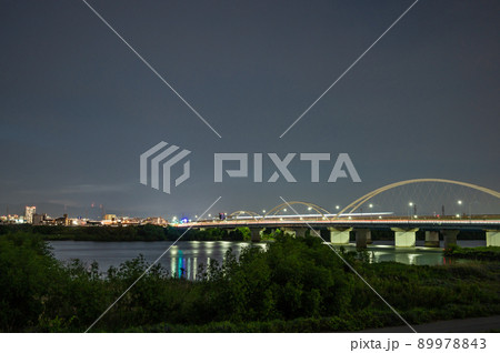 夕闇に浮かび上がる鳥飼大橋 89978843