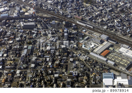 近鉄名古屋線の烏森駅付近を空撮 89978914