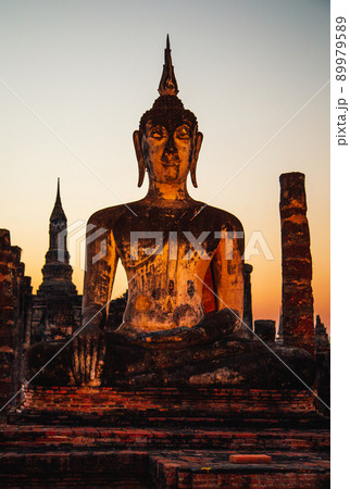 Sunset at Wat Mahathat buddha and temple in Sukhothai Historical Park Sunset at Wat Mahathat buddha and temple in Sukhothai Historical Park 89979589