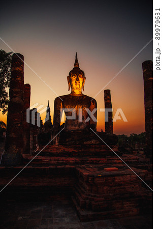 Sunset at Wat Mahathat buddha and temple in Sukhothai Historical Park 89979631