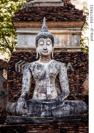 Wat Traphang Ngoen temple and buddha in Sukhothai historical park, Thailand 89979893