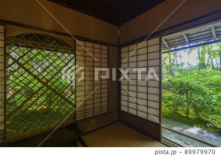 京都 祇王寺 吉野窓(2022年 新緑の季節) 京都 祇王寺 吉野窓(2022年 新緑の季節) 89979970