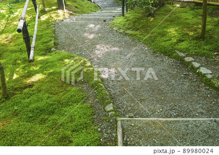京都　祇王寺　参道　帰り道（2022年　新緑の季節） 89980024