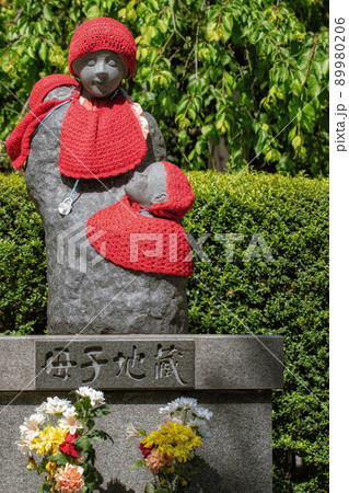 浅草寺境内の母子地蔵と献花 浅草寺境内の母子地蔵と献花 89980206