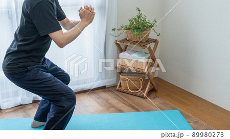 家で筋トレをする男性|スクワットトレーニングのイメージ 家で筋トレをする男性|スクワットトレーニングのイメージ 89980273