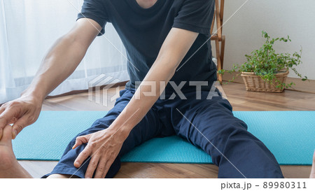 室内でストレッチする男性。準備運動・柔軟体操 室内でストレッチする男性。準備運動・柔軟体操 89980311