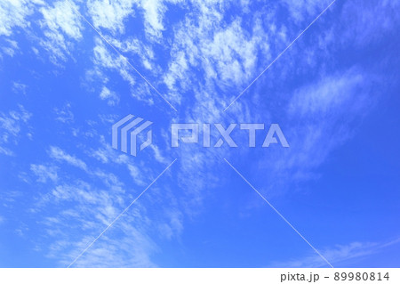 青空に広がる雲の空背景素材 空と雲 89980814