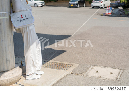お遍路用の服やグッズを着せて展示しているマネキン人形 お遍路用の服やグッズを着せて展示しているマネキン人形 89980857