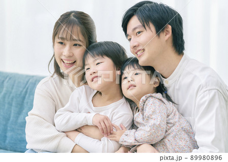 家族　抱っこ 89980896