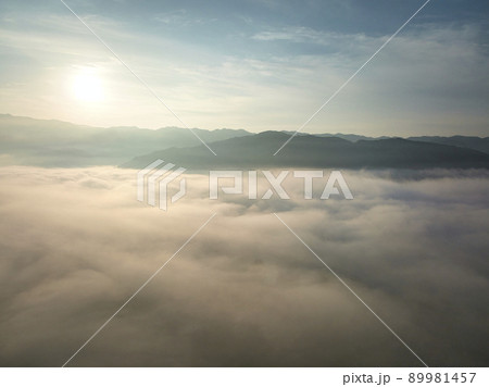 朝日に染まる美しい雲海 長野県白馬村(ドローンによる空撮) 朝日に染まる美しい雲海 長野県白馬村(ドローンによる空撮) 89981457