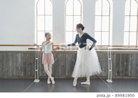バレエ教室 講師と生徒 89981900