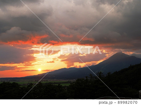 磐梯山の夕景。山のシルエットに真っ赤な雲とオレンジ色の太陽とのコラボレーションが綺麗 89982070