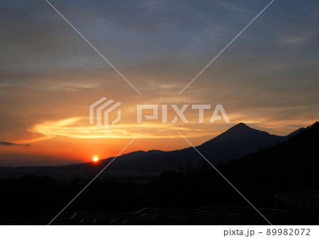 磐梯山の夕景。山のシルエットとオレンジ色の雲と太陽、そして青い空の三層が綺麗だ。 89982072