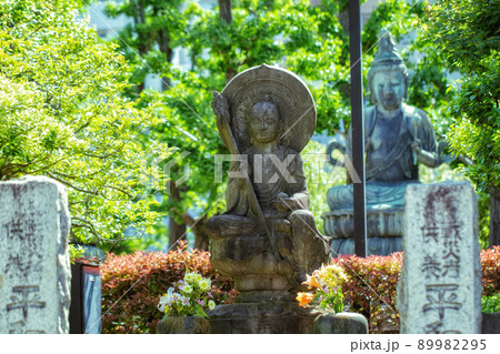 浅草、浅草寺境内の平和地蔵尊と後ろの二尊仏が見える風景 浅草、浅草寺境内の平和地蔵尊と後ろの二尊仏が見える風景 89982295