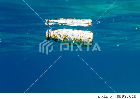 海に浮いているプラスチックボトルの水中写真 海に浮いているプラスチックボトルの水中写真 89982619