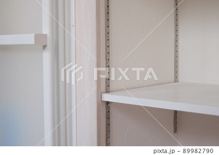 漆喰の壁につけられた可動式棚 脱衣所の写真素材 [89982790] - PIXTA