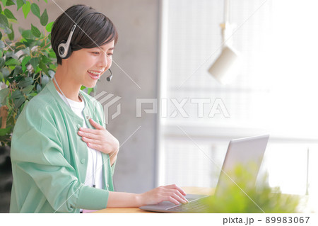 オペレーター_私達にお任せくださいと話す女性1 オペレーター_私達にお任せくださいと話す女性1 89983067