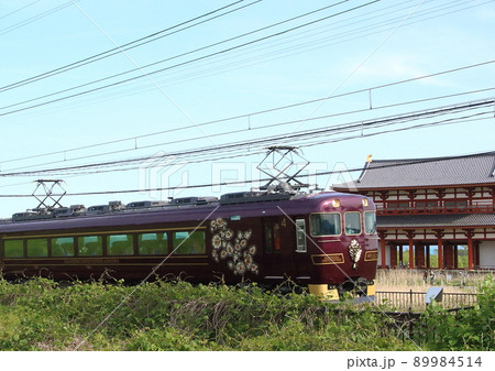 世界遺産の奈良平城宮跡内を走行する近鉄の観光特急「あをによし」 89984514