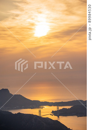 瀬戸内積善山から望む、ゆめしま海道の生名橋（いきなはし）夜明け 89984530