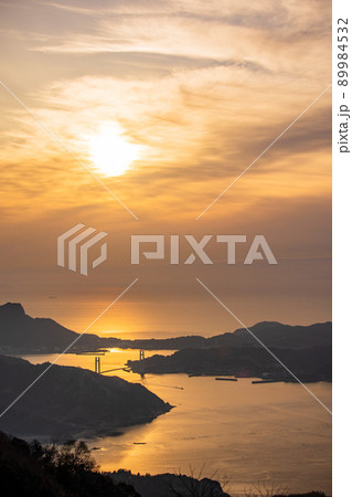 瀬戸内積善山から望む、ゆめしま海道の生名橋（いきなはし）夜明け 89984532