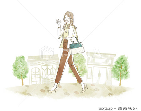 街を笑顔で歩いている女性 89984667