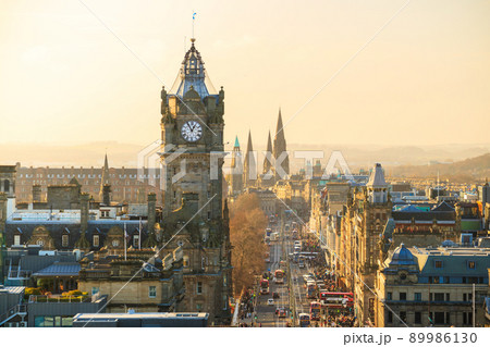 Old town Edinburgh and Edinburgh castle 89986130