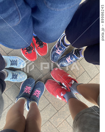 子供の足 小学生の友達 同級生男女の写真素材 [89986245] - PIXTA