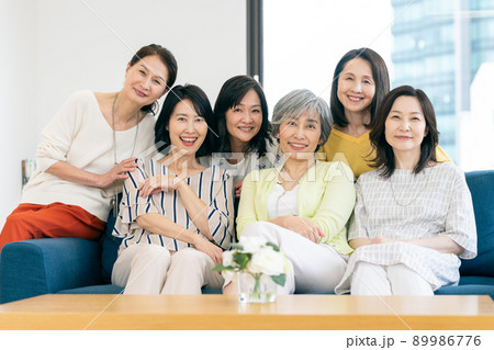 仲良しのミドルの女性 89986776