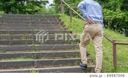 階段で息切れ・腰痛の男性 イメージ 階段で息切れ・腰痛の男性 イメージ 89987006