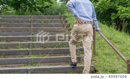 階段で息切れ・腰痛の男性 イメージ 階段で息切れ・腰痛の男性 イメージ 89987008