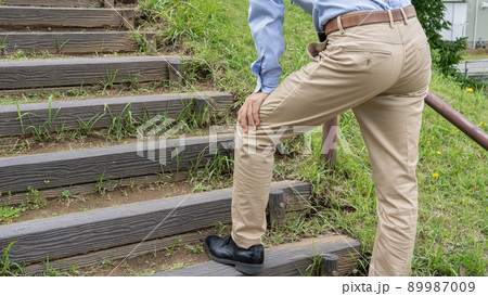 階段で息切れ・膝痛の男性 イメージ 階段で息切れ・膝痛の男性 イメージ 89987009