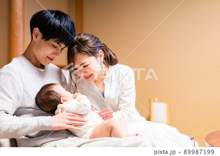 赤ちゃんとレジャーに出かけるファミリー 89987199