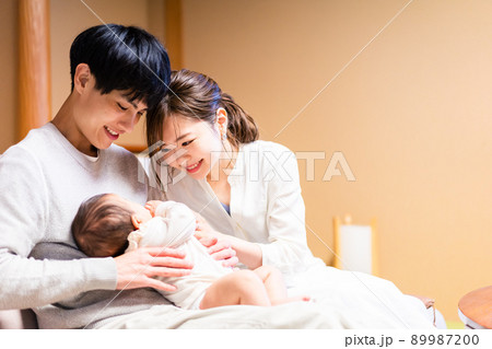 赤ちゃんとレジャーに出かけるファミリー 89987200