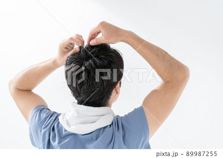 ヘアケア　ミドル　男性　後ろ姿 89987255