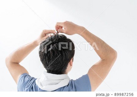 ヘアケア　ミドル　男性　後ろ姿 89987256