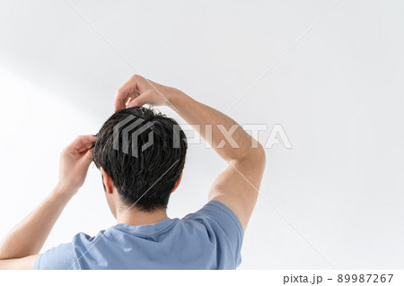 ヘアケア　ミドル　男性　後ろ姿 89987267