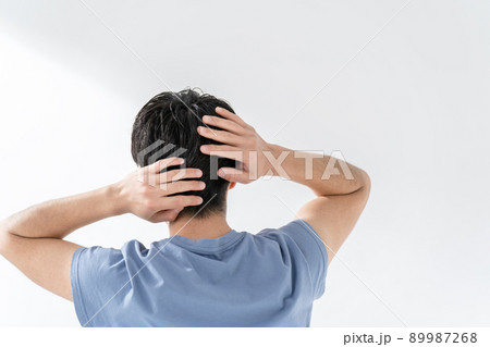 ヘアケア　ミドル　男性　後ろ姿 89987268