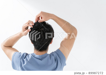 ヘアケア　ミドル　男性　後ろ姿 89987272
