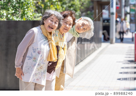 シニア女性　仲良し　3人 89988240